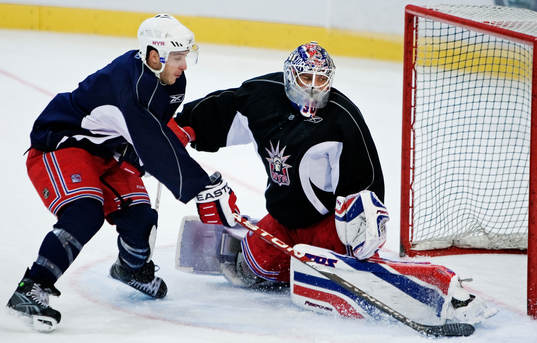 Henrik Lundqvist, målvakt, räddar ett skott