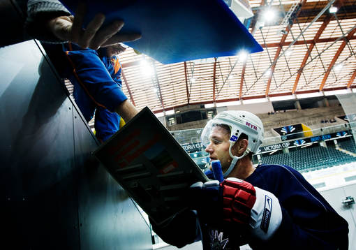 Markus Näslund, skriver autografer