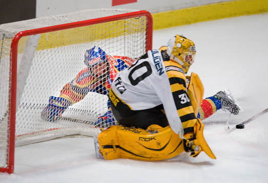 Jacob Josefson, Djurgården, glider bakom mål men pucken