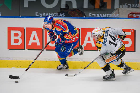 Jimmie Ölvestad, Djurgården, jagas av Tobias Viklund,