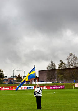 Den svenska flaggan hålls av en liten tjej