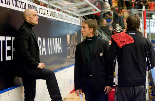 Roger Kyrö, tränare och Roger Rönnberg i samtal