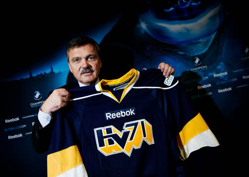 René Fasel, IIHF, visar upp HV71:s reklamfria tröja