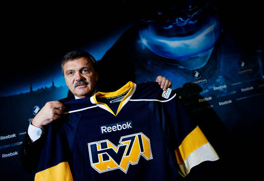 René Fasel, IIHF, visar upp HV71:s reklamfria tröja