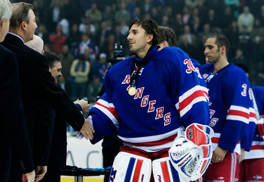 Henrik Lundqvist, målvakt, tar emot sin guldmedalj