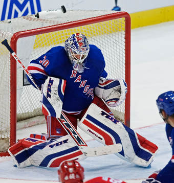 Henrik Lundqvist, målvakt, räddar ett skott