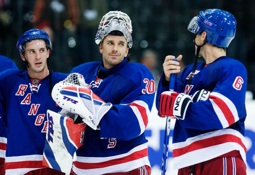 Henrik Lundqvist, målvakt och Wade Redden pratar