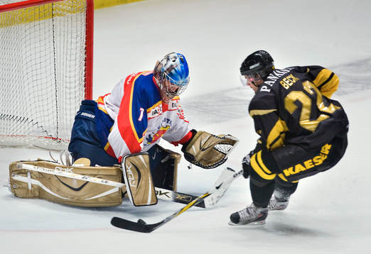 Mattias Beck, AIK och Pär Åkerström, målvakt, Mariestad