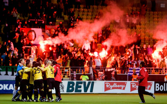 Feyenoord firar segern, fansen firar med bengaliska eldar,