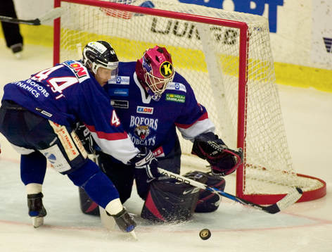 Henrik Blomqvist, rensar framför Fredrik Eriksson, Bofors