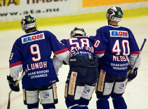 Peter Messa och Patrik Lundh, hjälper Anton Gustafsson