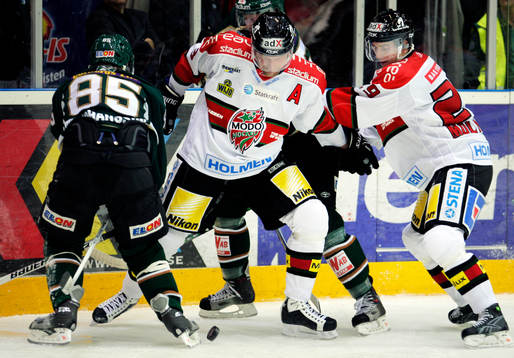 Mattias Timander (modos nr 3) kämpar om pucken mot Mikael