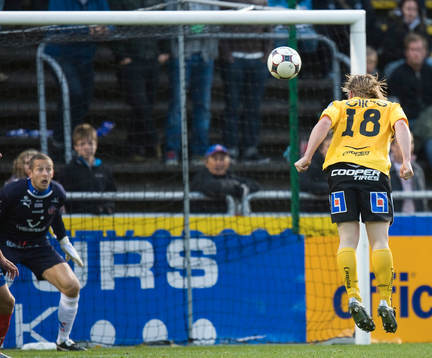 Fredrik Berglund nära nicka in segermålet bakom Daniel