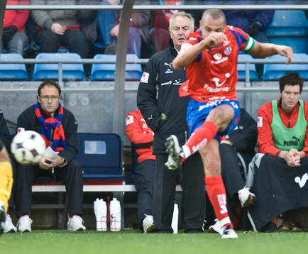 Henrik Larsson kollas av Bo Bosse Nilsson, tränare,