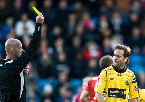 Mathias Florén, Elfsborg, får en varning, gult kort, av