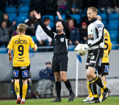 Slutsignal, Stefan Johannesson, domare, blåser av matchen