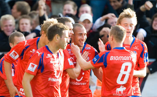 2-0, Henrik Larsson, som grattas