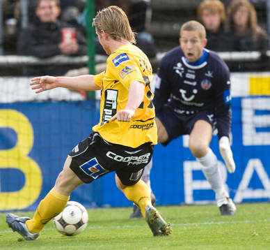 2-2 Fredrik Berglund bakom Daniel Andersson