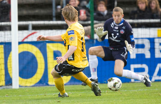 2-2 Fredrik Berglund bakom Daniel Andersson