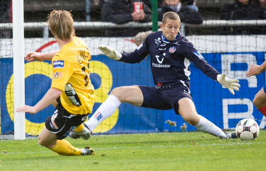 2-2 Fredrik Berglund bakom Daniel Andersson, målvakt