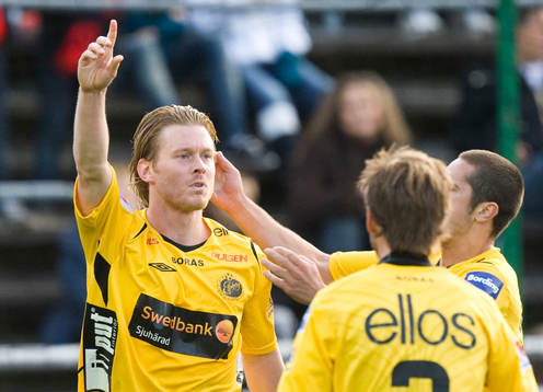 2-2 Fredrik Berglund, som grattas. Jubel