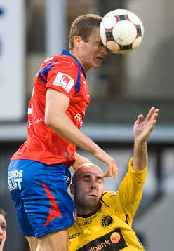 Hannu Patronen högt över Teddy Lucic i matchens sista