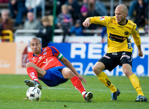 Henrik Larsson spelar fotboll sittande