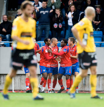 1-0 René Makondele som grattas av Henrik Larsson. Jubel