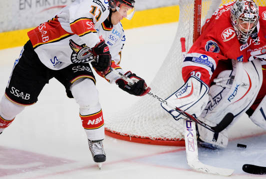 Jonas Almtorp, Luleå trycker in pucken mellan benen på