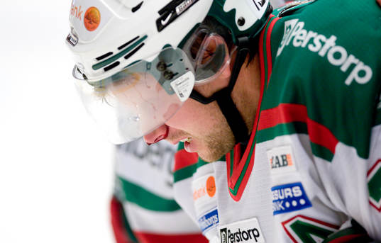 Jakob Johansson, Rögle blir skadad. Skada, blod