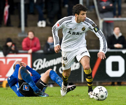 Miran Burgic, AIK, lämnar en motståndare bakom sig.