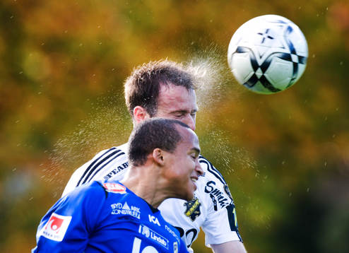 Markus Jonsson, AIK, och Marcus Olsson, Halmstad, nickduell