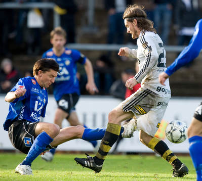Målskytt Mikael Rosén rensar framför Mats Rubarth