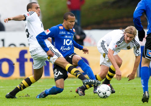 Walid Atta trycker till Marcus Olsson