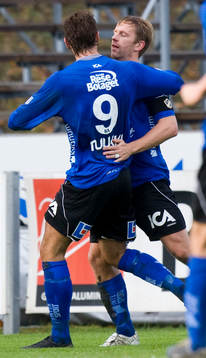2-1, Tommy Jönsson som grattas av Emir Kujovic. Jubel