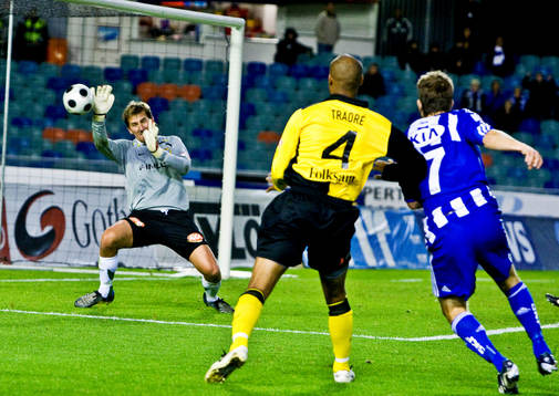 Tobias Hysén, Göteborg, testar skott på Hammarbys