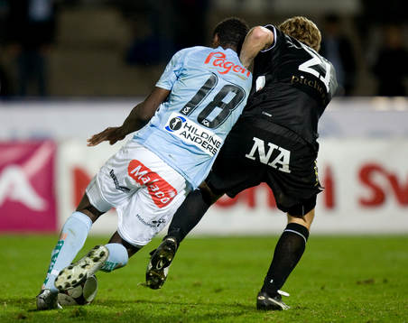 Kamp om bollen. Edward Ofere och Sebastian Henriksson. Genre