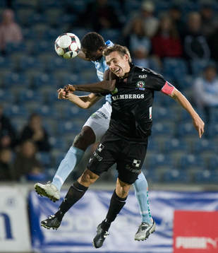 Fredrik Nordback och Edward Ofere nickduell
