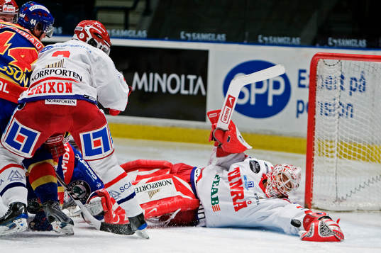 Johan Backlund, målvakt, Timrå, räddar ett skott från