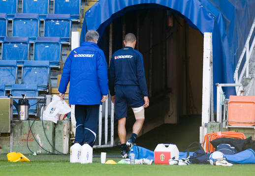 Henrik Larsson skadar sig illa på höger baksida av låret