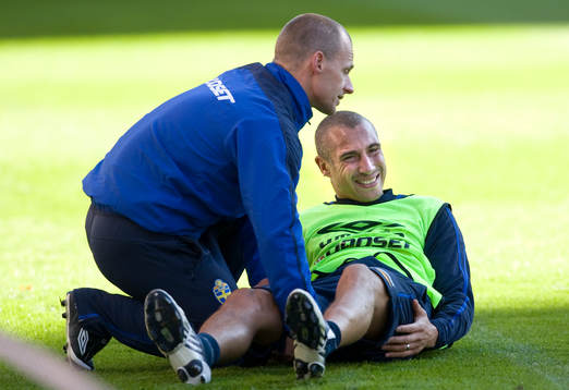 Henrik Larsson skadar sig illa på höger baksida av låret