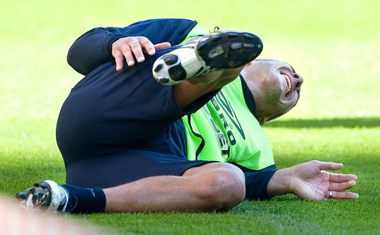 Henrik Larsson skadar sig illa på höger baksida av låret