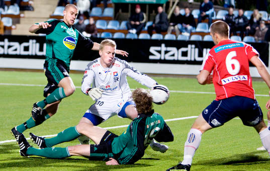 Enköping gör 0-1 i en konstig situation bollen studsar i