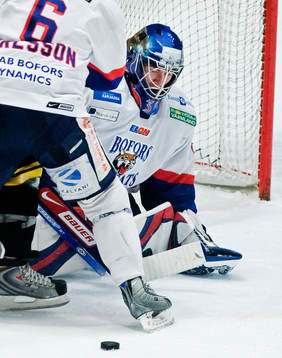 Micael Andersson, målvakt, Bofors, har koll på pucken