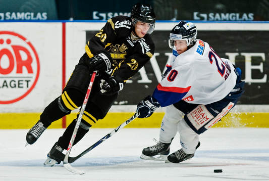 Daniel Bång, AIK, rundar Emil Bejmo, Bofors