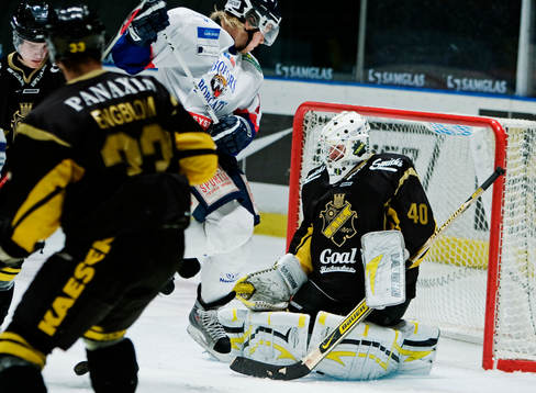 Christopher Heino-Lindberg, målvakt, AIK, räddar ett skott