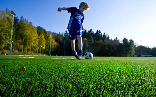 Fotboll, nytt konstgräs på planen uppe i Skatås