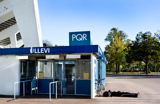 Fotboll, utanför arenan Ullevi ligger en man på asfalten