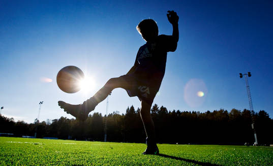Fotboll, nytt konstgräs på planen uppe i Skatås