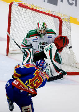 Robin Figren, Djurgården, skjuter hårt mot Rögles